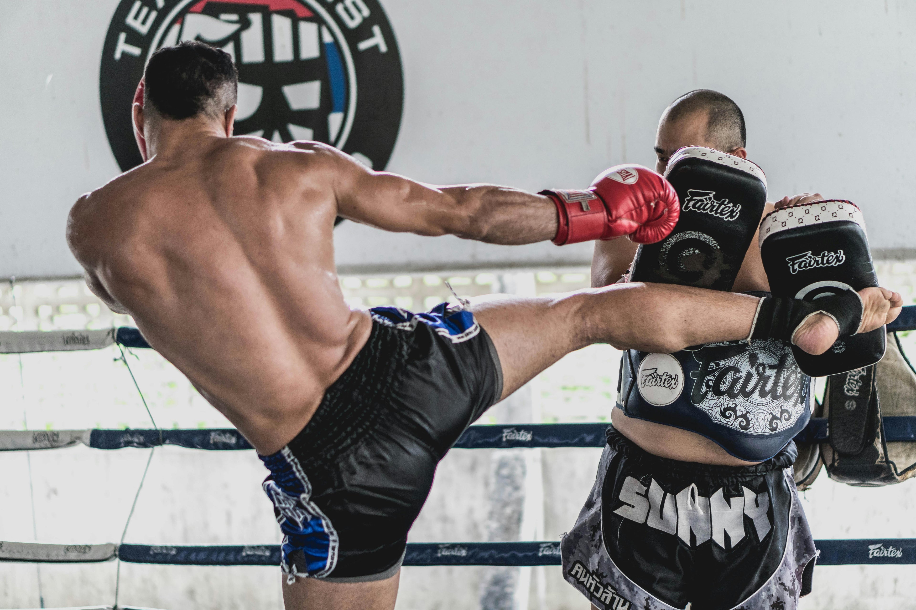 Load video: muay-thai-mma-boxing-free-training-library